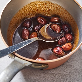 Zwarte knoflook en olijven jus